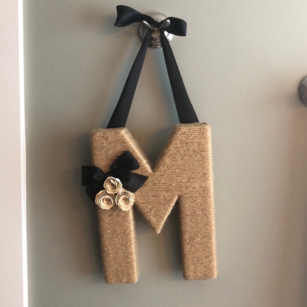 Door hanger “M”